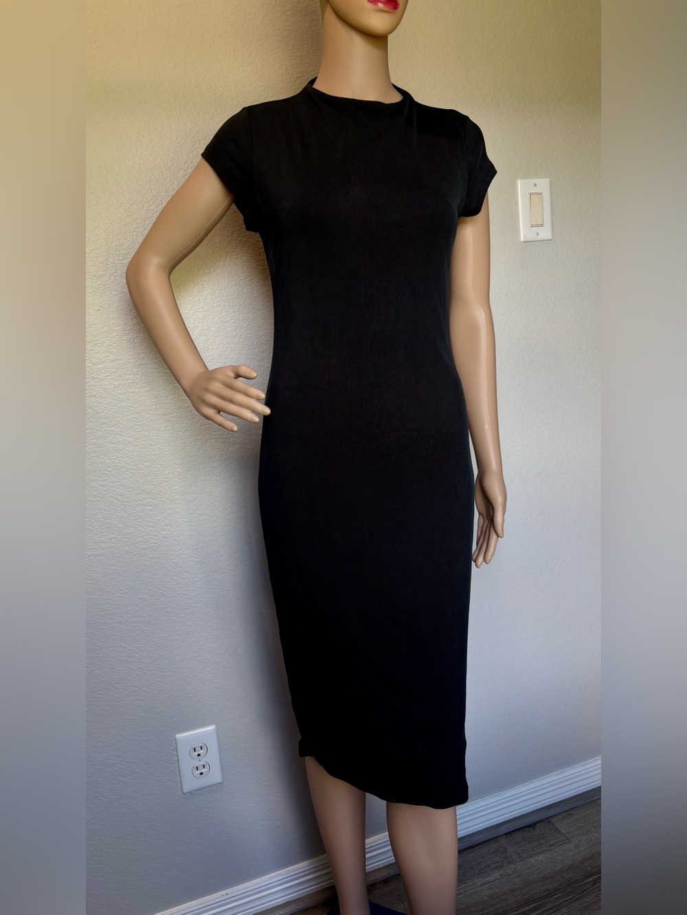 Ladies' Black Cap-Sleeve Midi Dress — Sleek Everyday Staple - Picture 9 of 11